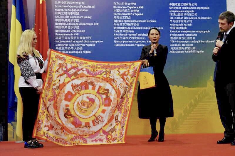 C:\Documents and Settings\闂€佸笀\妗岄潰\鎴戞牎鎻掔敾绯绘瘯涓氱敓浣滃搧鎴愪腑鍥戒笌涔屽厠鍏板缓浜�25鍛ㄥ勾瀹樻柟鎸囧畾绀煎搧\锛堝乏锛変箤鍏嬪叞鏂囧寲閮ㄩ儴闀� 璧犻€佷华寮�.jpg