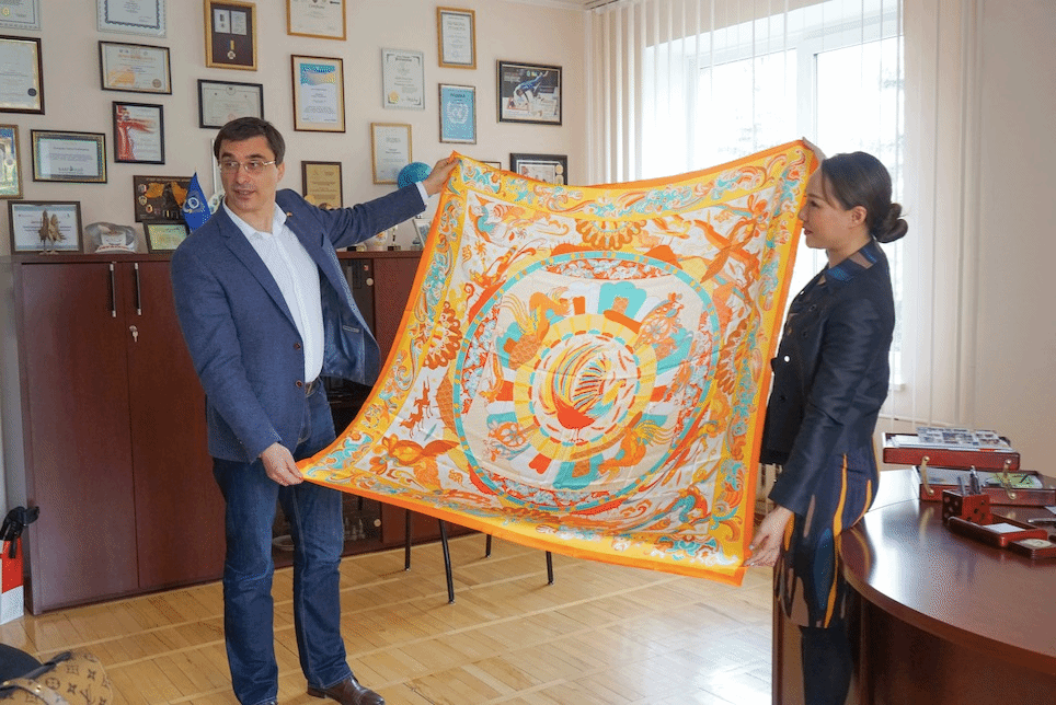 C:\Documents and Settings\闂€佸笀\妗岄潰\鎴戞牎鎻掔敾绯绘瘯涓氱敓浣滃搧鎴愪腑鍥戒笌涔屽厠鍏板缓浜�25鍛ㄥ勾瀹樻柟鎸囧畾绀煎搧\锛堝乏锛変箤鍏嬪叞涓皬鍩庡競鑱旂洘涓诲腑 璧犻€佺暀蹇�.png